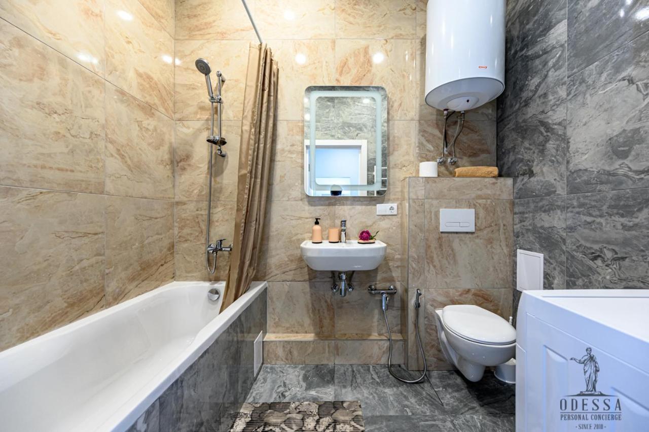City Center New House Odessa Buitenkant foto