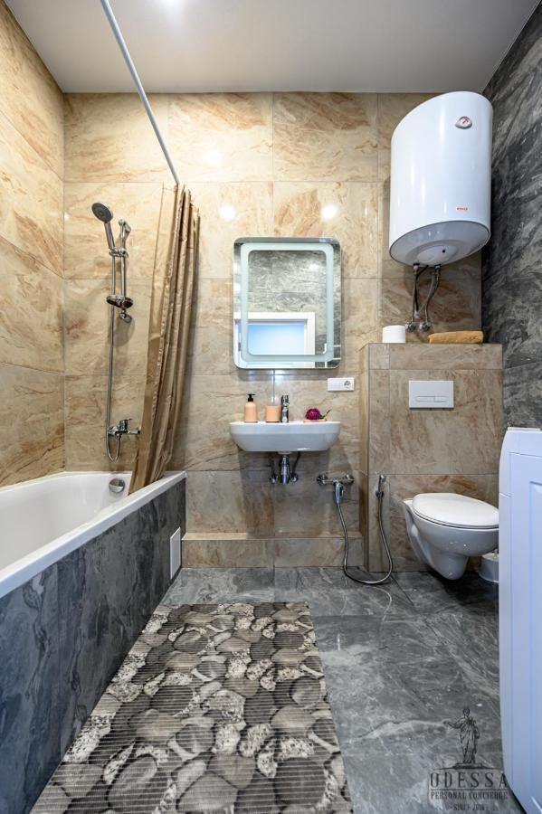 City Center New House Odessa Buitenkant foto